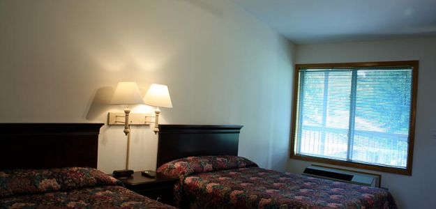 Lake Bluff Inn and Suites two single beds with window